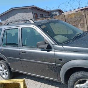 Side view of a stripped Land Rover Freelander 1 V6 with missing parts, showing used condition.Side view of a s